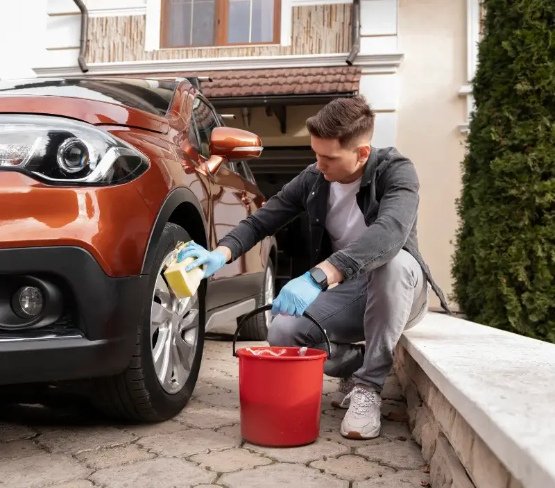 Lavage auto à domicile Sauveterre-la-Lémance : professionnel intervenant sur un véhicule